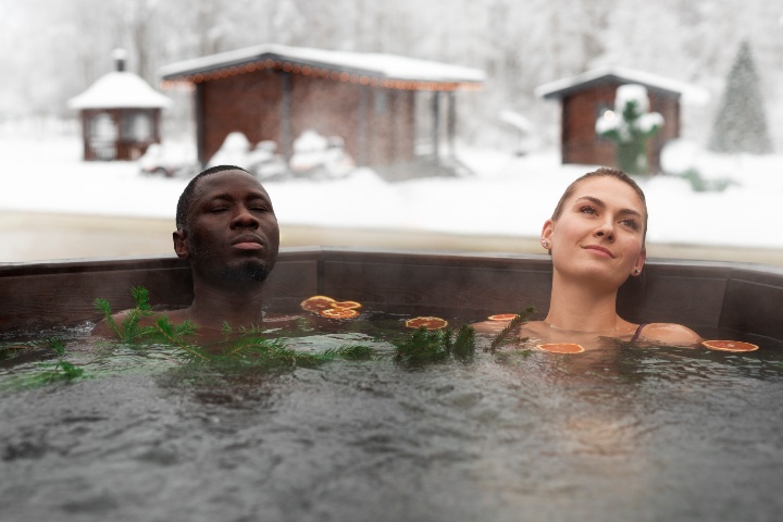 5. Pareja en spa Ártico. Foto - Freepik