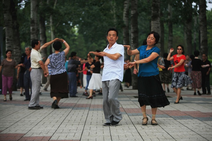 5. Abuelos bailando en el parque. Foto - Justin McNicholas (LinkedIn)