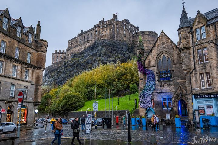 5. Castillo de Edimburgo desde Grassmarket. Foto - Scotdrone (Facebook)
