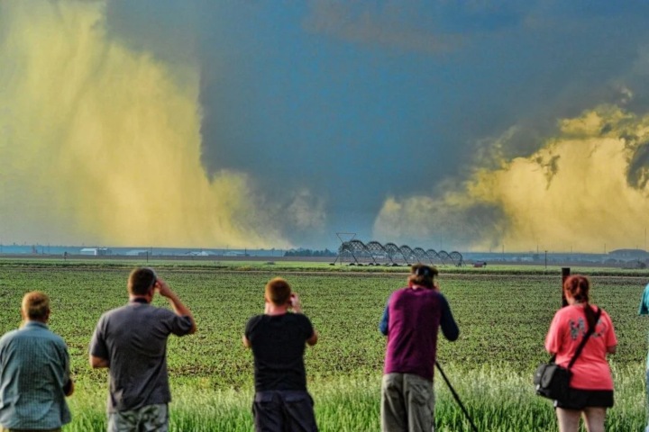 5. Viajeros cazando tornados. Foto - Storm Chasing Adventure Tours