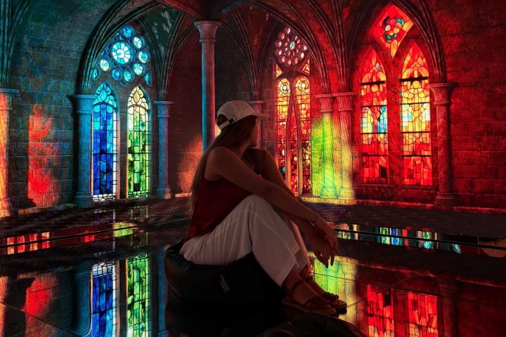 5. Visitante en la sala Esclat. Foto - @_mariyakurys_ (Instagram)