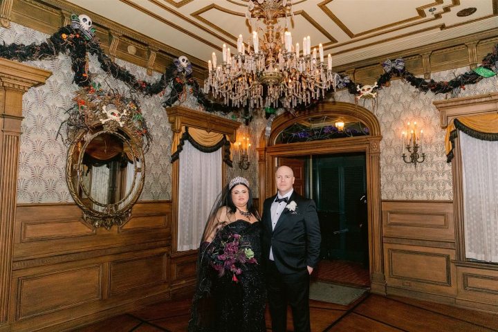 5. Boda en la Mansión Encantada. Foto - @disneywedcast (Instagram)