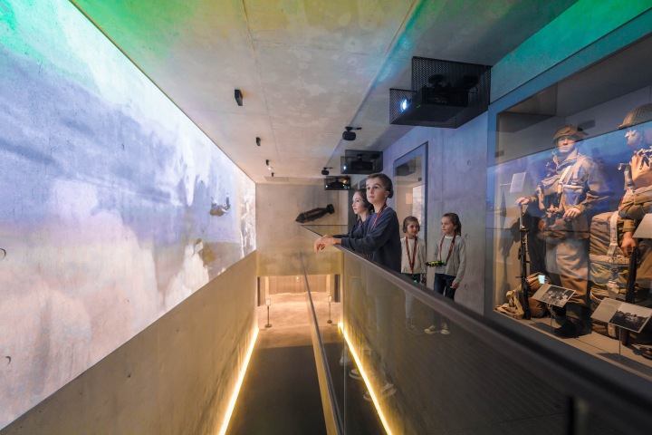 5. Visitantes en el Museo del Día D. Foto - Musée du Débarquement