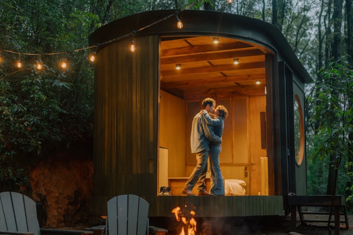 6. Pareja en Wander Cabins. Foto - Cabins.Wander (Facebook)