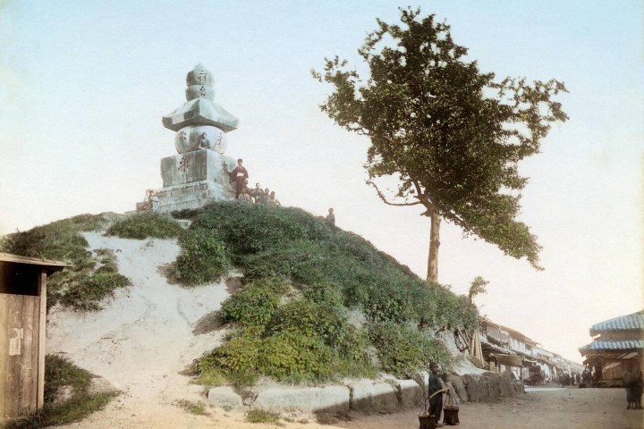 6. Fotografía del Mimizuka en 1890. Foto - Alamy