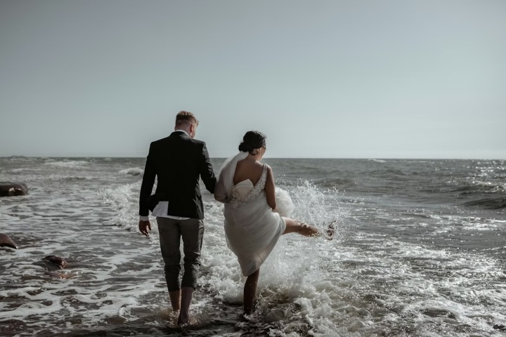 6. Recién casados en la playa. Foto - Gantas Vaičiulėnas (Unsplash)