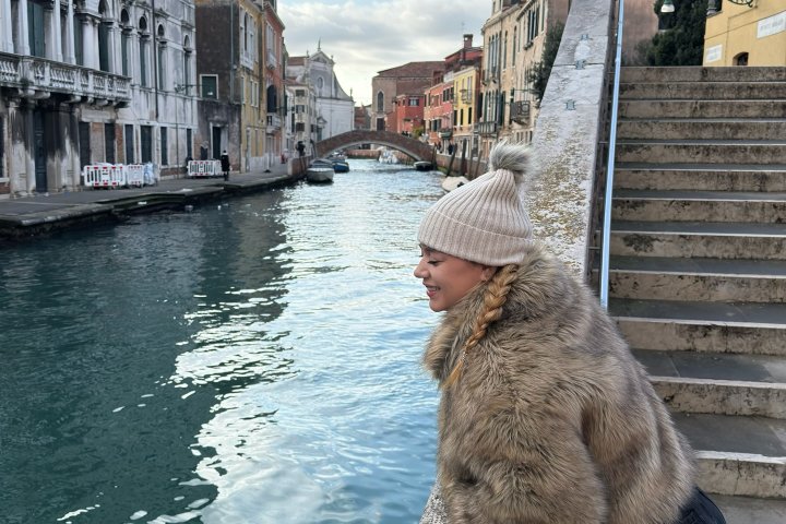6. Viajera mirando canales en Venecia. Foto - @aylen.giorgetta (Instagram)