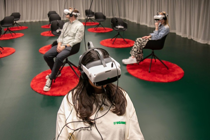 6. Visitantes en la sala Enxaneta de realidad virtual. Foto - Getty Images