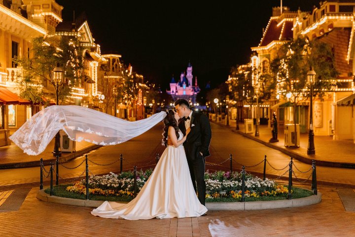 6. Novios en Disneyland. Foto - disneyweddings