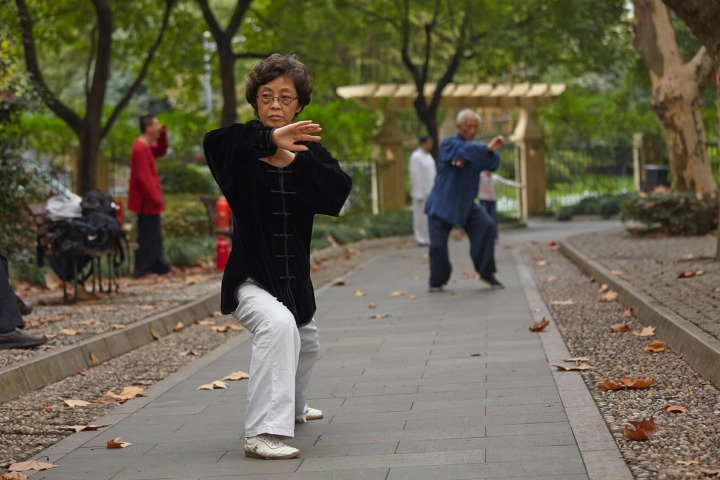 7. Abuelos practicando tai chi. Foto - Alamy