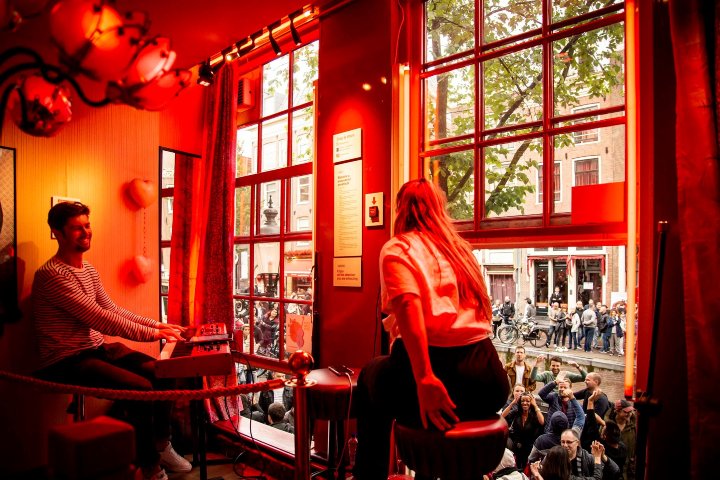 7. Visitantes en Red Lights Secret Museum. Foto - Museum of Prostitution - Red Light Secrets (Facebook)