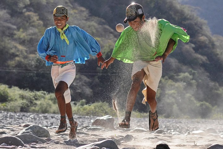 7. Niños jugando Rarajípari. Foto - Norawas de Raramuri
