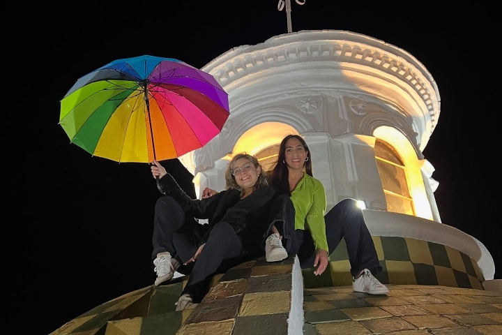 7. Viajeras en el tour nocturno de cúpulas en Quito. Foto - @quitotourbus (Instagram)