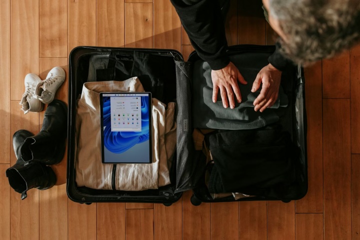 8. Viajero empacando maleta. Foto - Surface (Unsplash)