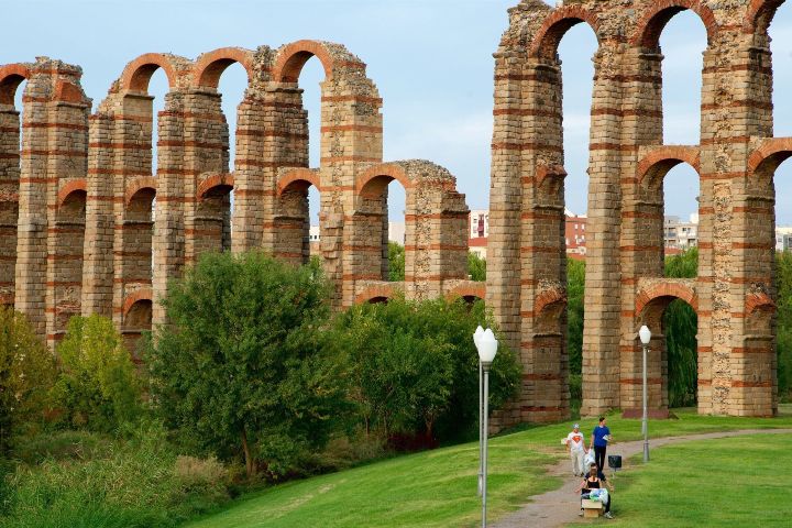 8. Acueducto de los Milagros en Mérida, España. Foto - Visita Mérida (Expedia)
