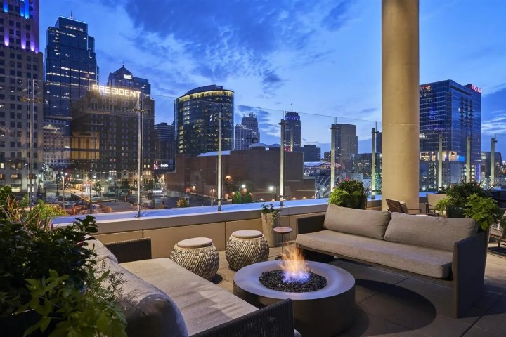 8. Terraza en Crowne Plaza Kansas City Downtown. Foto - Cvent