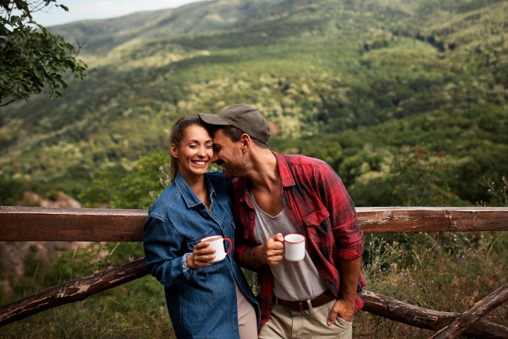 9. Pareja de viajeros en la naturaleza. Foto - Freepik