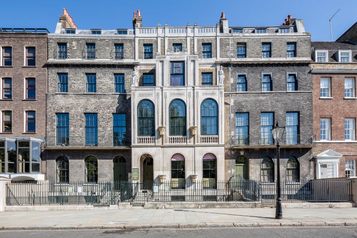 1. Fachada frontal del Museo Sir John Soane, ubicado en Londres. Foto - Elledecor