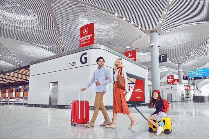 1. Familia en el Aeropuerto de Estambul. Foto - PriestmanGoode