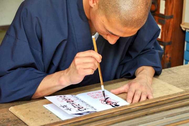 1. Monje haciendo sello goshuin. Foto - 神社いろは (ABC del santuario)