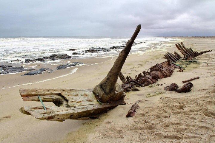 1. Restos de barco en la Costa de los Esqueletos. Foto - Alamy