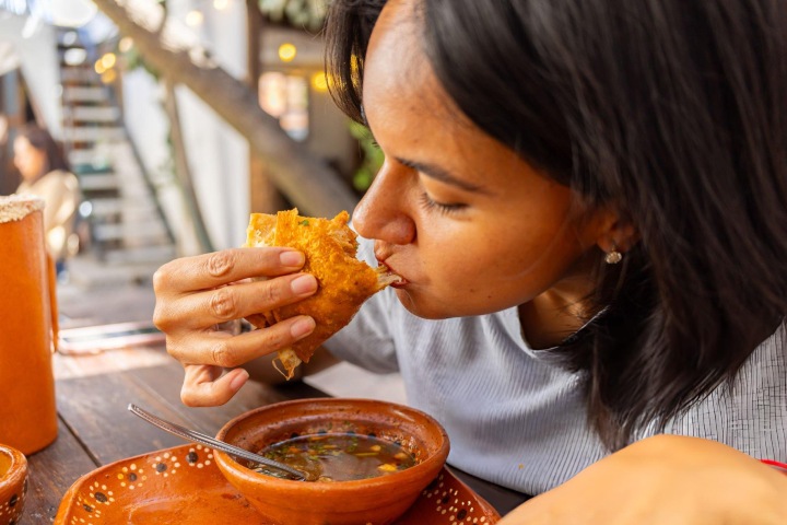 1. Mujer comiendo taco. Foto - Getty Images