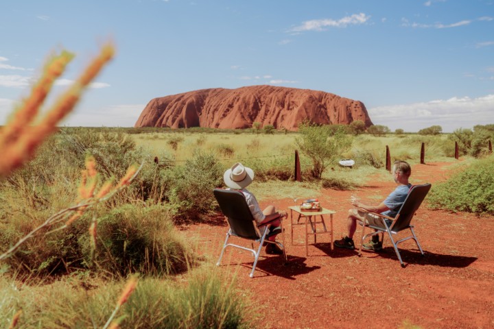 1. Viajeros mirando a Uluru. Foto - Ayers Rock Resort