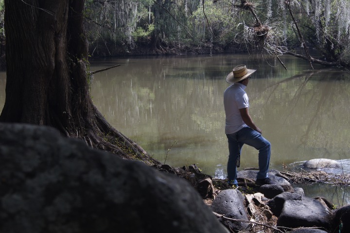 1. Hombre mirando el río Lerma en Tarandacuao. Foto - Gus Espinosa