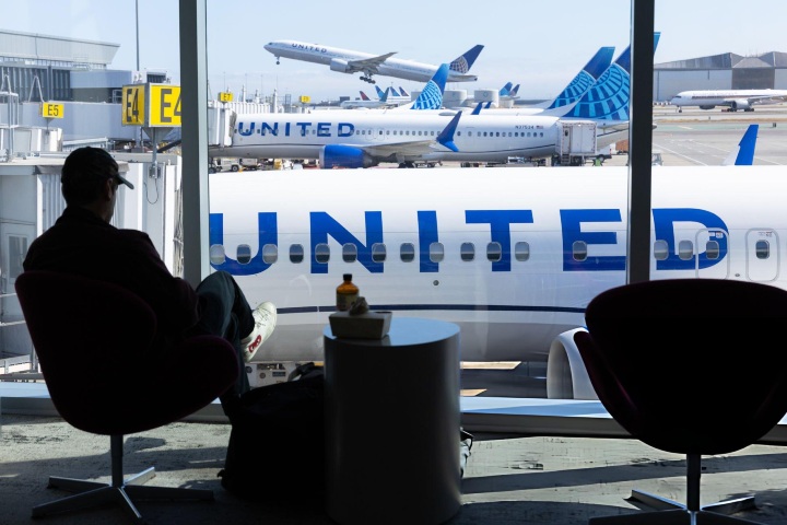 1. Viajero frente avión de United Airlines. Foto - Getty Images