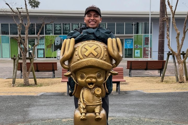 1. Viajero con la estatua de Chopper durante la Ruta de los Mujiwaras. Foto - @el_manelik (Instagram)