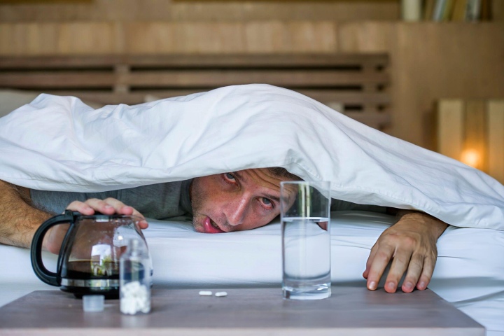 1. Hombre con resaca. Foto - iStock