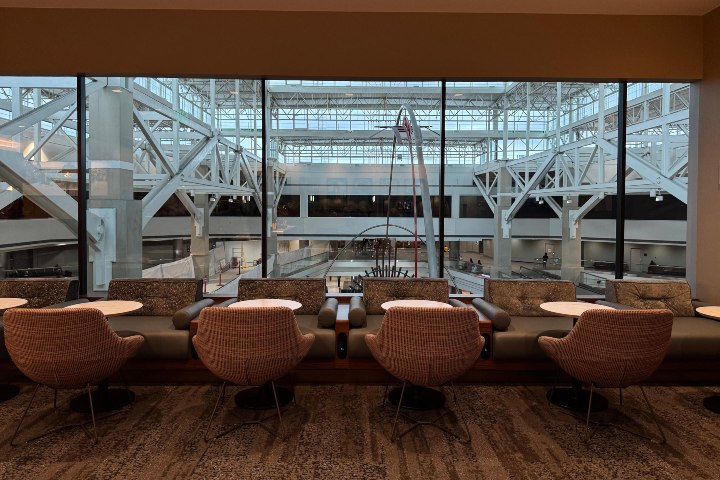 1. Delta Sky Club en el Aeropuerto Internacional de Denver. Foto - @DENAirport (X)