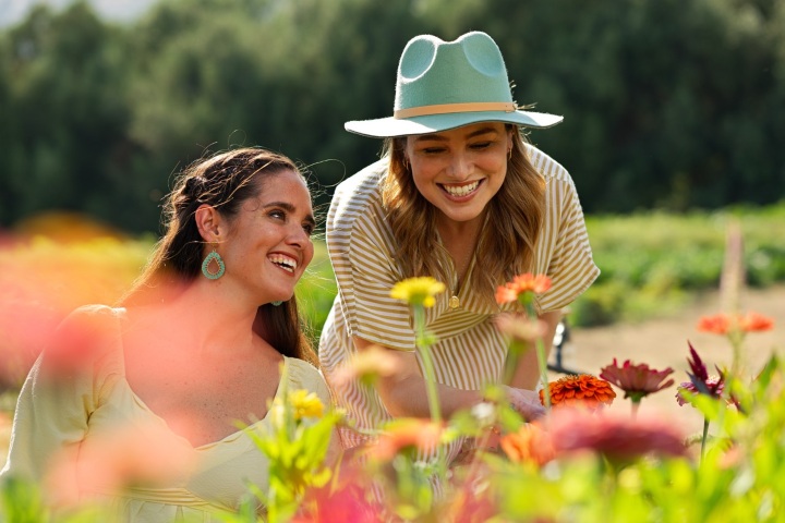 1. Viajeras con flores. Foto - Baja California Travel