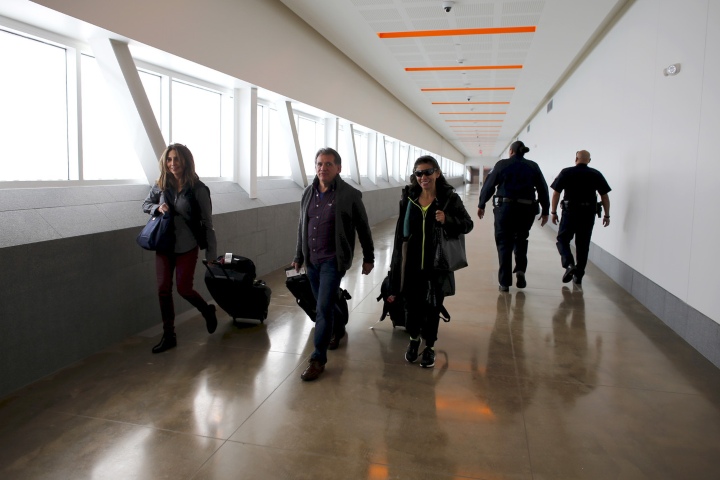 1. Viajeros cruzando el Cross Border Xpress. Foto - Reuters
