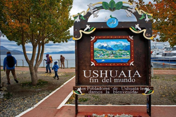 12. Letrero de Ushuaia, la Ciudad del Fin del Mundo. Foto - Alamy
