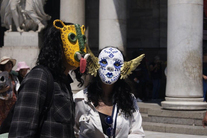 2. Máscaras durante el Desfile de Artesanos 2025. Foto - Gus Espinosa
