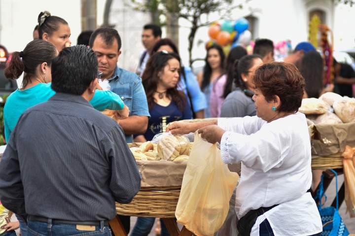 2. Venta de pan en la Feria del Ponche, Pan y Café en Comala. Foto - Visit México