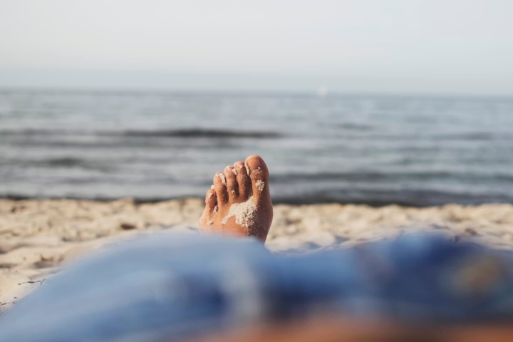 2. Arena y sal en los pies. Foto - Mariam Soliman (Unsplash)