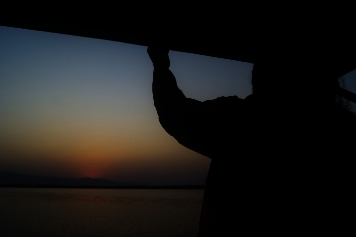 Viajero en lancha para ver el amanecer en Barra de Potosí. Foto - Gus Espinosa