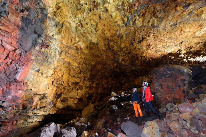 2. Viajeros en el interior del Thrihnukagigur. Foto - Alamy