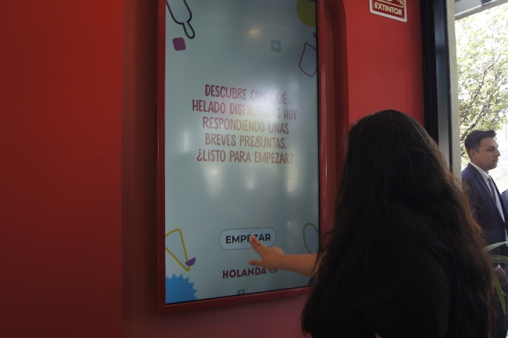 2. Pantalla interactiva en Espacio Holanda. Foto - Gus Espinosa