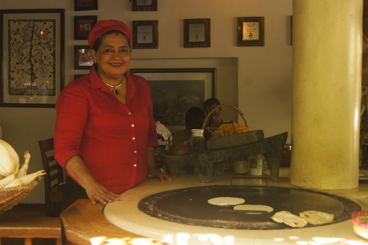 2. Carmelita frente a comal de tortillas. Foto - Gus Espinosa