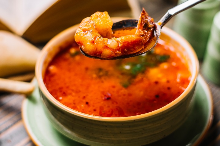 2. Caldo de camarón. Foto - Freepik