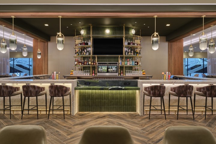 2. Bar del nuevo Delta Sky Club en Denver. Foto - Delta News