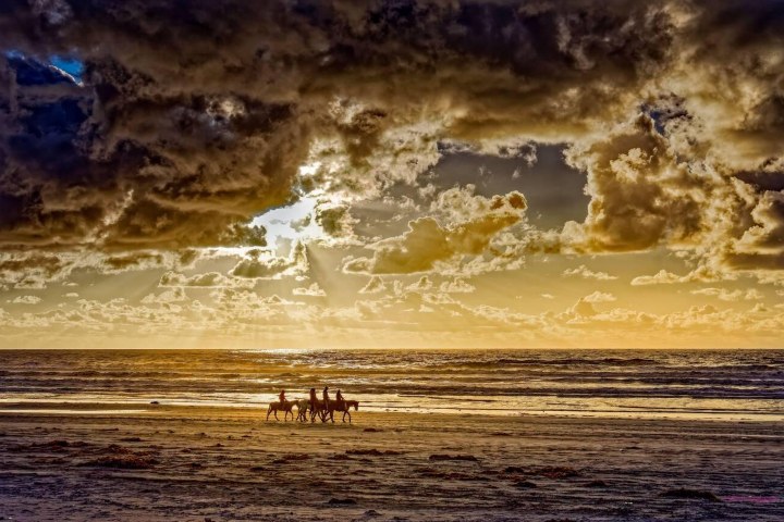 2. Paseo a caballo por la playa de La Misión. Foto - Alamy