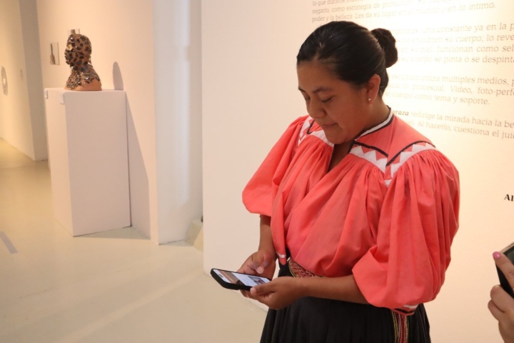 3. Sewá Morales mirando Diccionario Web Ralámuli-Español. Foto - Archivo Chihuahua
