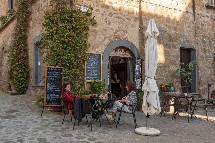 3. Cafetería en Civita di Bagnoregio. Foto - Alamy