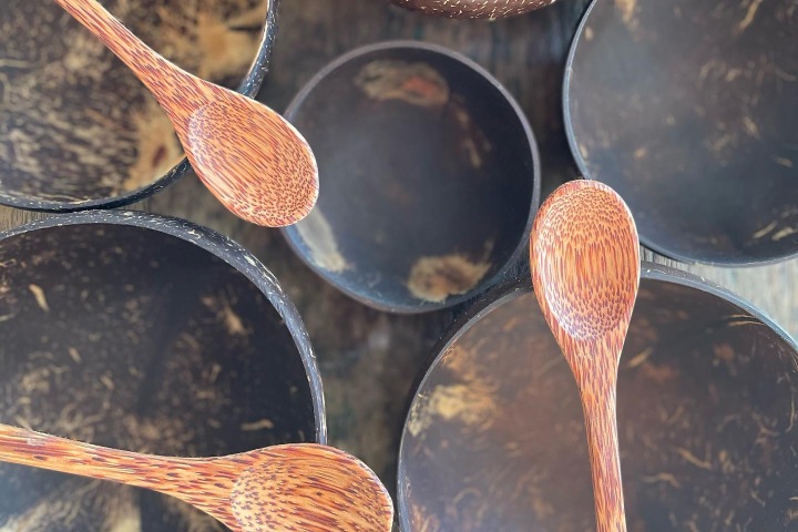 3. Cuencos de coco y cucharas en madera de palma. Foto - @museodelcoco (Instagram)