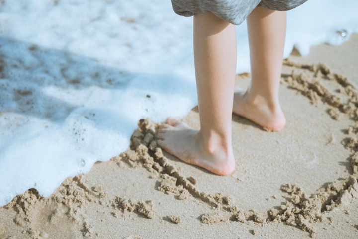 3. Pies de niño en la playa. Foto - Tao Yuan (Unsplash)
