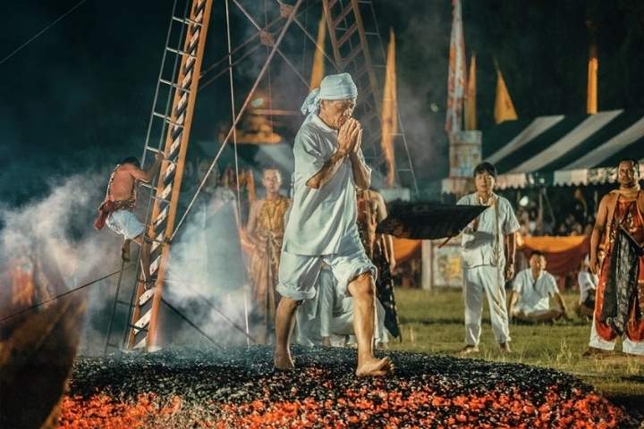 3. Devoto caminando sobre brasas durante el Festival Vegetariano de Phuket. Foto - กรุงเทพธุรกิจ (Bangkok Thurakit)